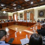 Estudiantes de León reciben apoyo con becas educativas