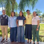 Entrega de apoyos electrónicos a mujeres de Los Castillos