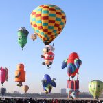 Conductor ebrio arrolla a dos personas en campo de fútbol; ya fue detenido