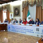 Fuertes vientos dejan árboles y estructuras caídas en León
